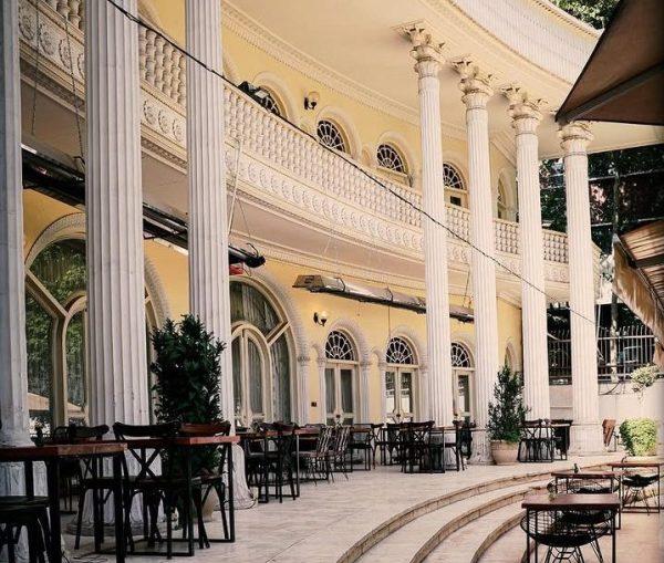 کافه رستوران در عمارت‌های قدیمی تهران