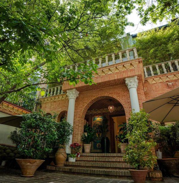 کافه رستوران در عمارت‌های قدیمی تهران